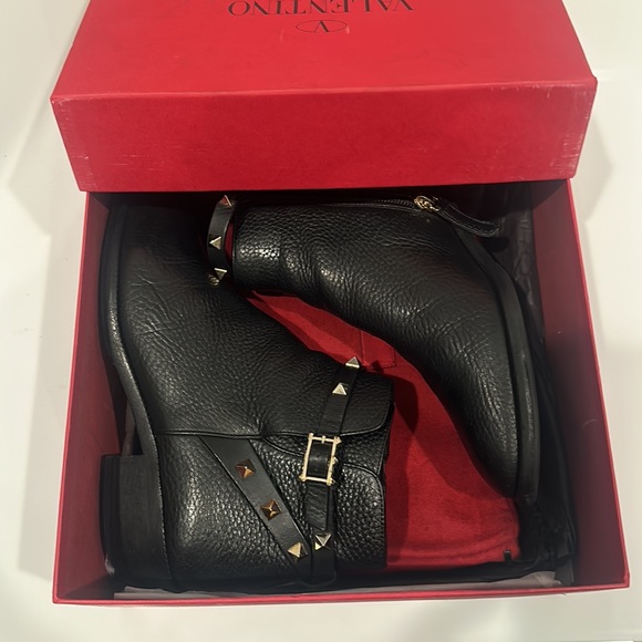 Authentic VALENTINO GARAVANI
Rockstud Leather Ankle Boots - Picture 15 of 15